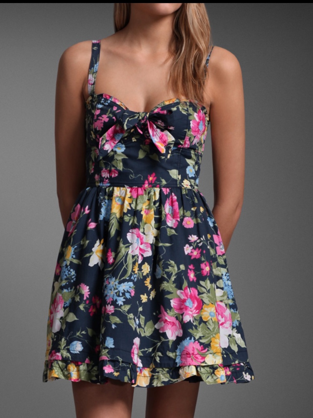 Beautiful Abercrombie & Fitch floral mini dress in a navy blue floral print 🌸
